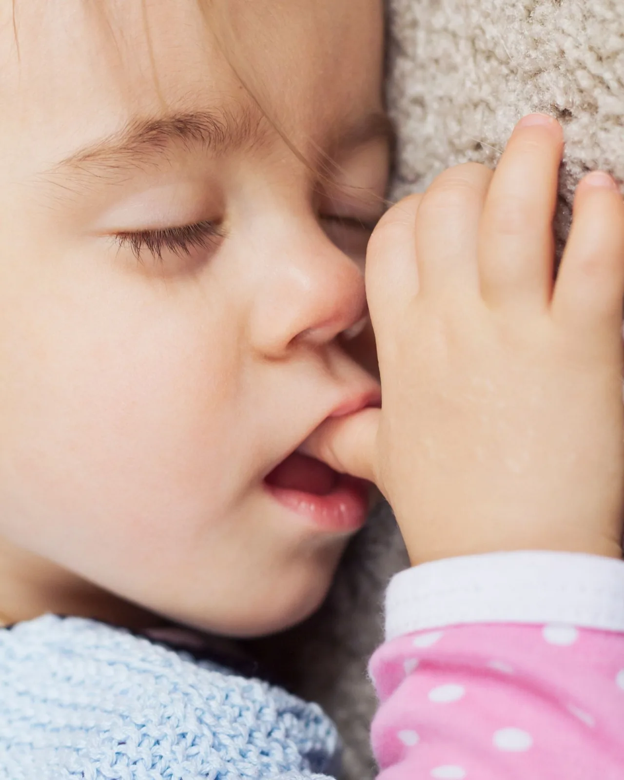 Succion prolongée du pouce chez l'enfant : habitude à surveiller